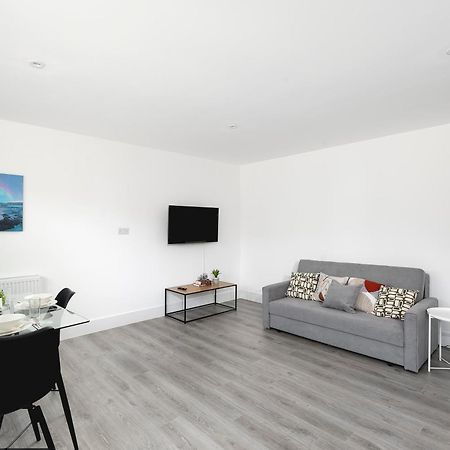Cozy Apartments With King Size Beds Near Enfield Town & Chase Farm Train Stations With Wifi And Parking Exterior foto