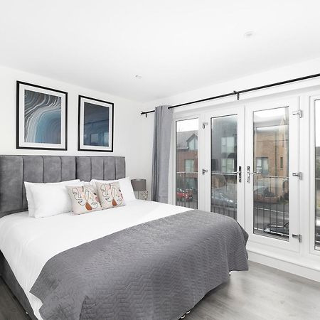 Cozy Apartments With King Size Beds Near Enfield Town & Chase Farm Train Stations With Wifi And Parking Exterior foto