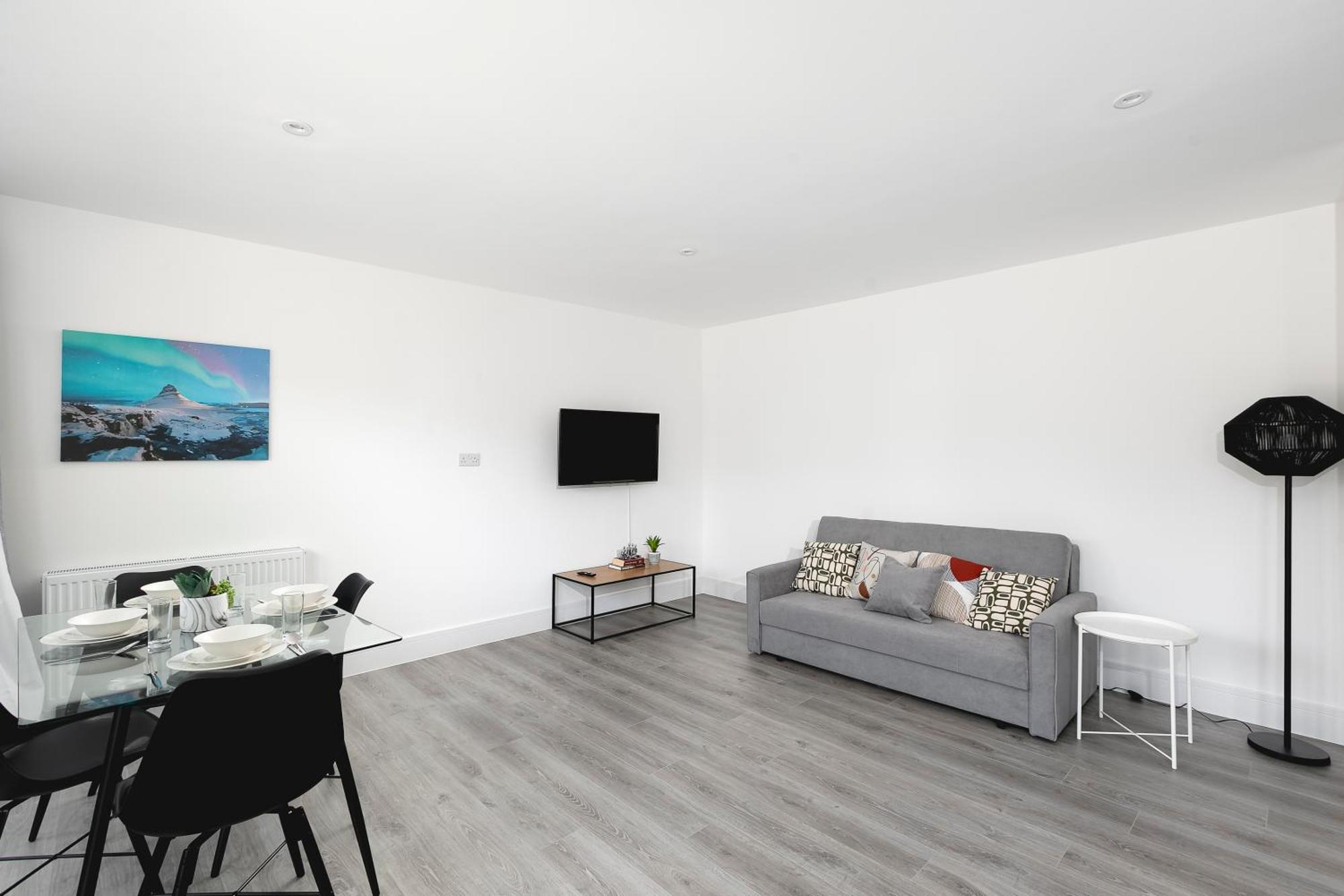 Cozy Apartments With King Size Beds Near Enfield Town & Chase Farm Train Stations With Wifi And Parking Exterior foto