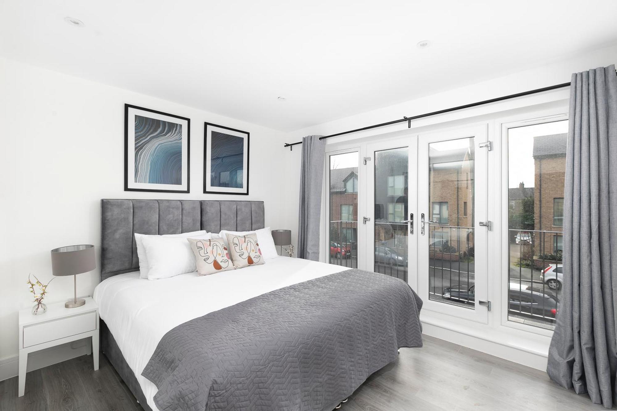 Cozy Apartments With King Size Beds Near Enfield Town & Chase Farm Train Stations With Wifi And Parking Exterior foto