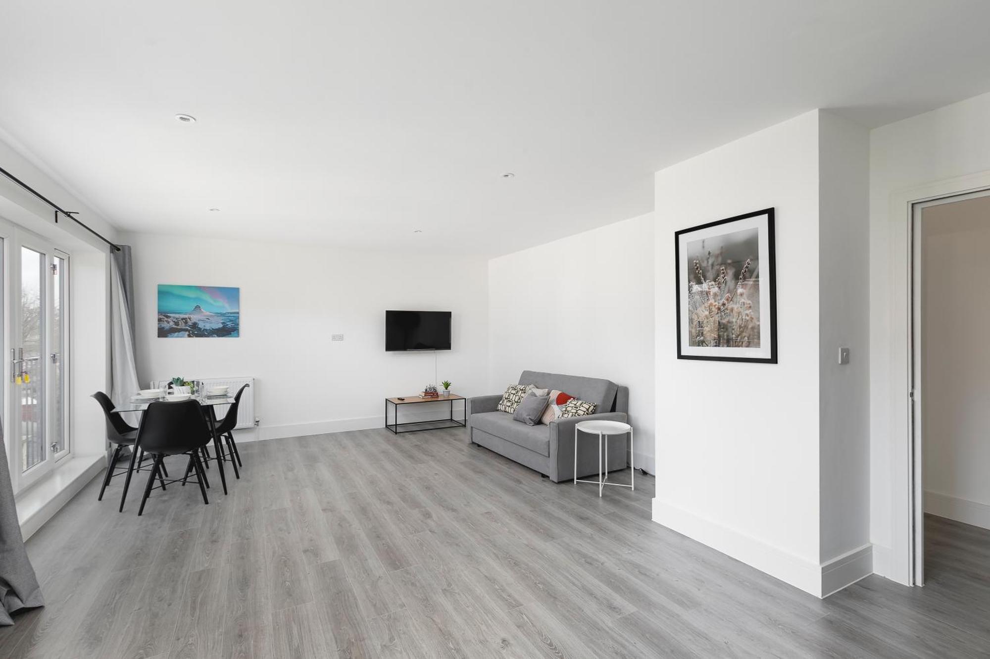 Cozy Apartments With King Size Beds Near Enfield Town & Chase Farm Train Stations With Wifi And Parking Exterior foto