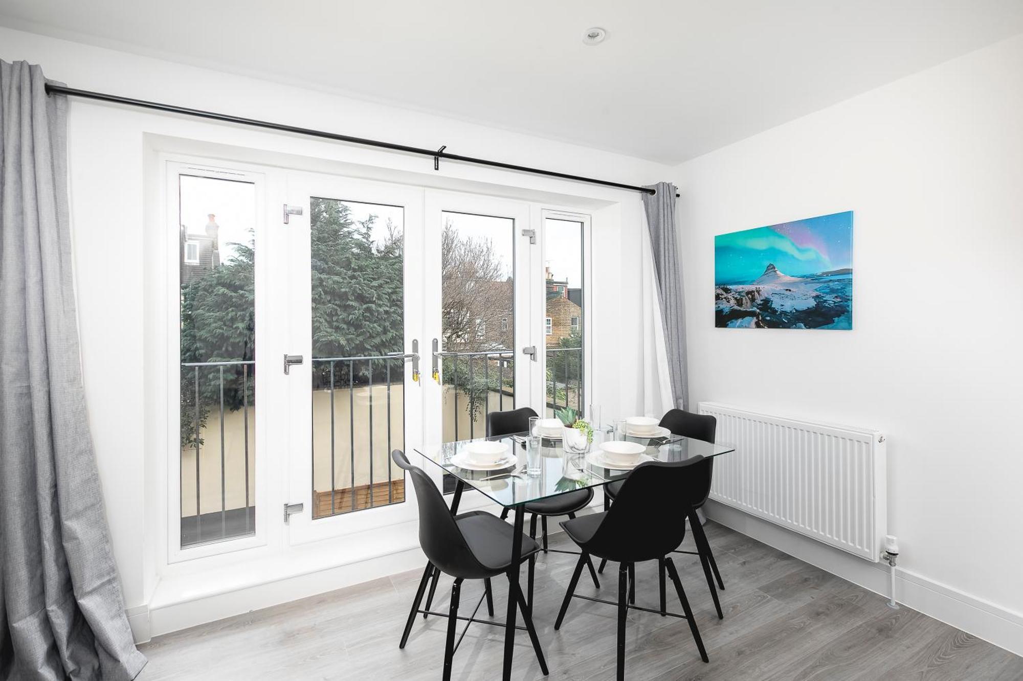 Cozy Apartments With King Size Beds Near Enfield Town & Chase Farm Train Stations With Wifi And Parking Exterior foto