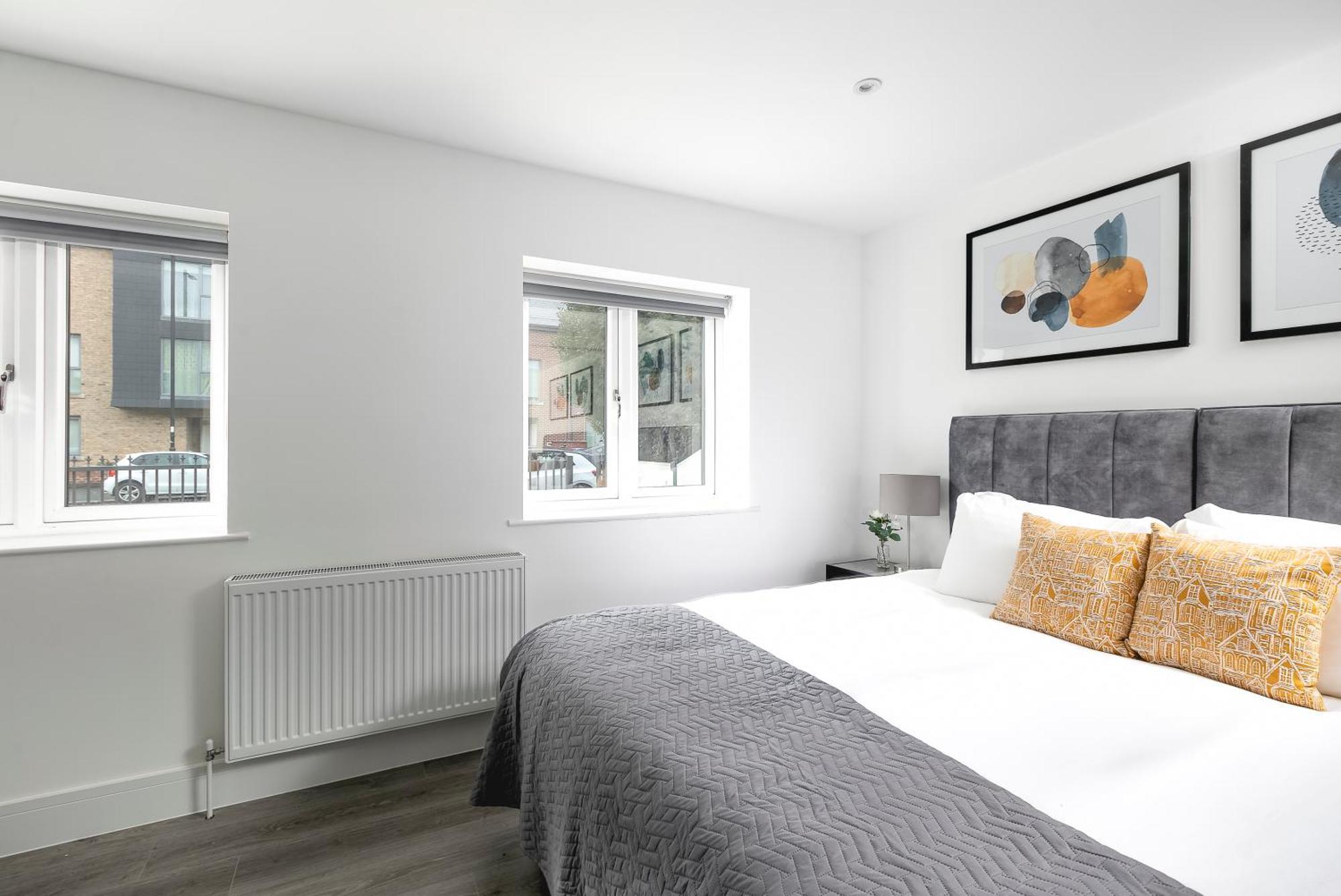 Cozy Apartments With King Size Beds Near Enfield Town & Chase Farm Train Stations With Wifi And Parking Exterior foto