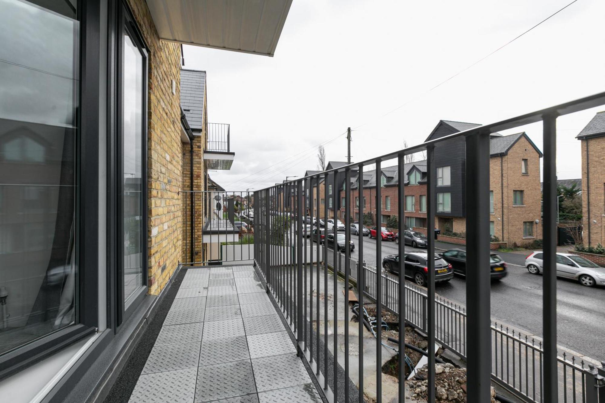 Cozy Apartments With King Size Beds Near Enfield Town & Chase Farm Train Stations With Wifi And Parking Exterior foto