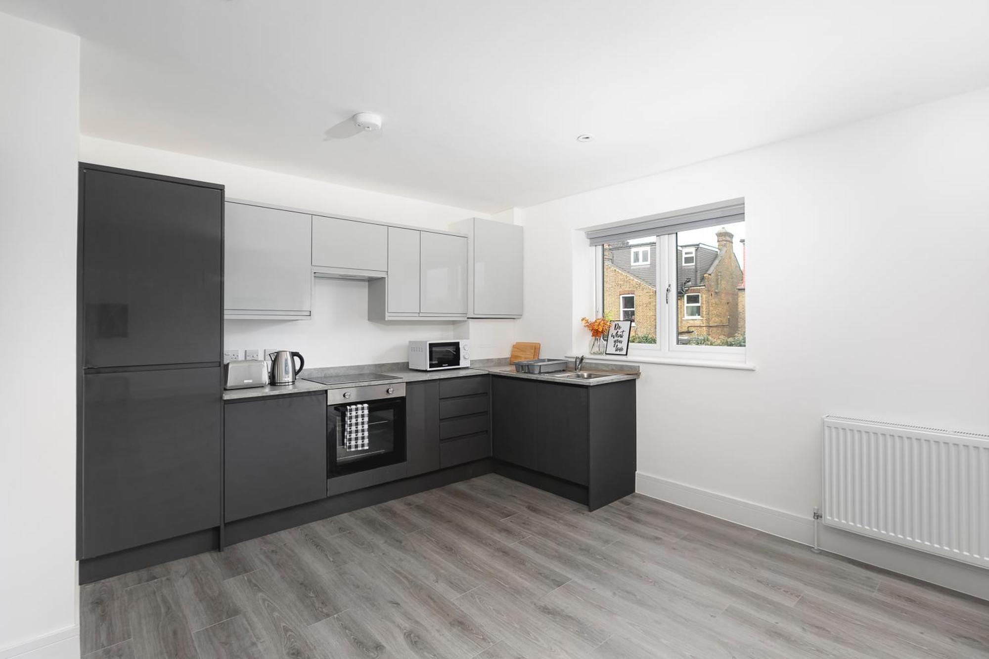 Cozy Apartments With King Size Beds Near Enfield Town & Chase Farm Train Stations With Wifi And Parking Exterior foto